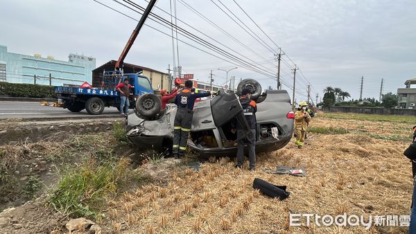 ▲雲林庇護工場交通車自撞翻覆，6人受傷送醫。（圖／記者蔡佩旻攝）