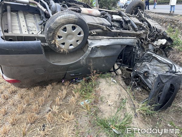 ▲雲林庇護工場交通車自撞翻覆，6人受傷送醫。（圖／記者蔡佩旻攝）