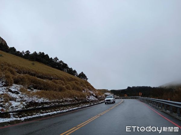 ▲▼武嶺至松雪樓路段僅剩部分路肩結冰未溶，已可正常通行，無需加掛雪鍊。（圖／公路局提供，下同）