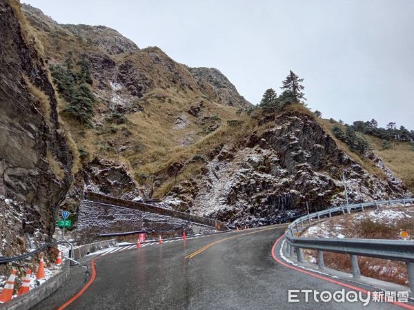 ▲▼武嶺至松雪樓路段僅剩部分路肩結冰未溶，已可正常通行，無需加掛雪鍊。（圖／公路局提供，下同）