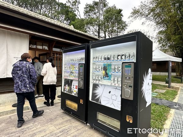 ▲▼國家漫畫博物館，編號07棟建物打造「漫畫雜貨屋」，展示人氣台灣漫畫家阮光民的《用九柑仔店》、謝東霖的《神明便利商店》。（圖／記者林育綾攝）