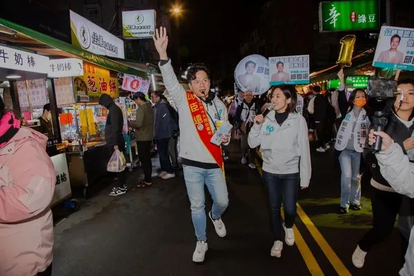 ▲邱臣遠邀請到「學姊」黃瀞瑩一同到樂華夜市掃街拜票。（圖／翻攝自Facebook）