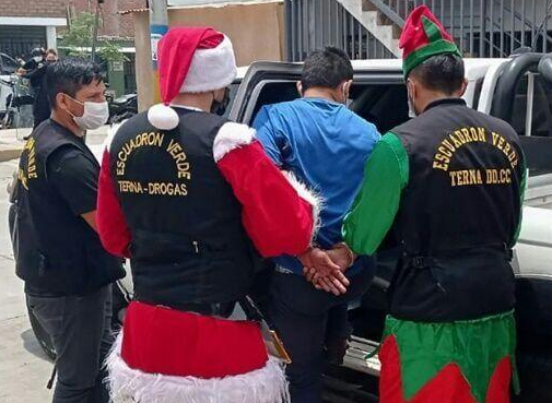 ▲祕魯警察扮成聖誕老人辦案。（圖／翻攝X）