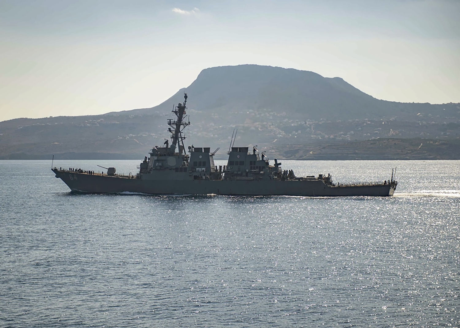 ▲▼位於希臘蘇達灣（Souda Bay）（Souda Bay）的美軍卡尼號驅逐艦（USS Carney）。（圖／達志影像／美聯社）