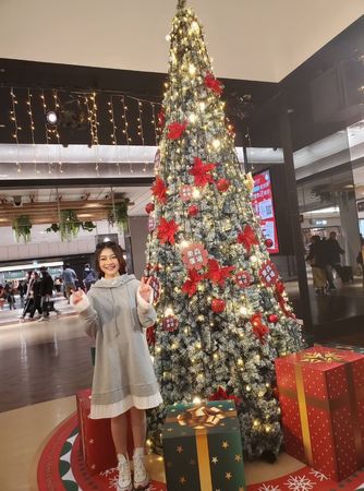 ▲蓋兒Gail在台北車站東森廣場（中廣場）與超應景的聖誕樹合影。（圖／台北車站東森廣場提供）