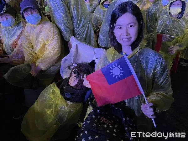 ▲新北媽媽不畏風寒，帶著大兒子與小小孩來力挺侯友宜。（圖／記者鄭佩玟攝）