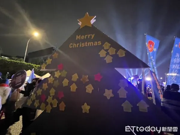 ▲國民黨23日凱道造勢準備「許願平安樹」，多數支持者寫下「下架民進黨」等語。（圖／記者蘇晏男攝）