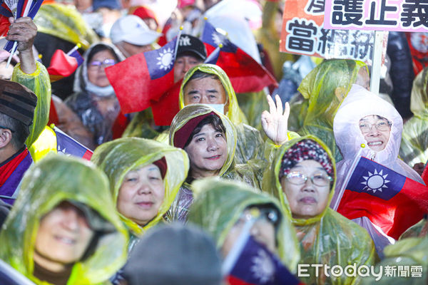 ▲侯友宜凱道造勢晚會，滿場支持者冒雨相挺。（圖／記者林敬旻攝）