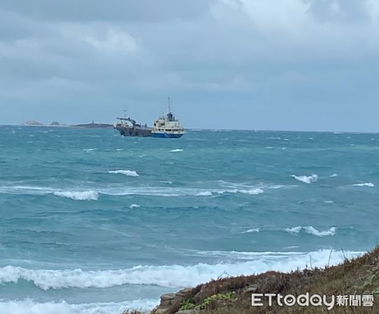 ▲海順輪已成功拖離，污染危機解決.但船東避不見面，求償困難。（圖／航港局提供）