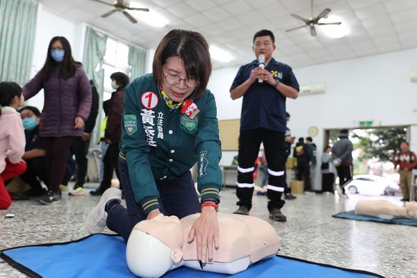 ▲立委黃秀芳與鄭家純聯手推廣CPR。（圖／黃秀芳競辦提供）