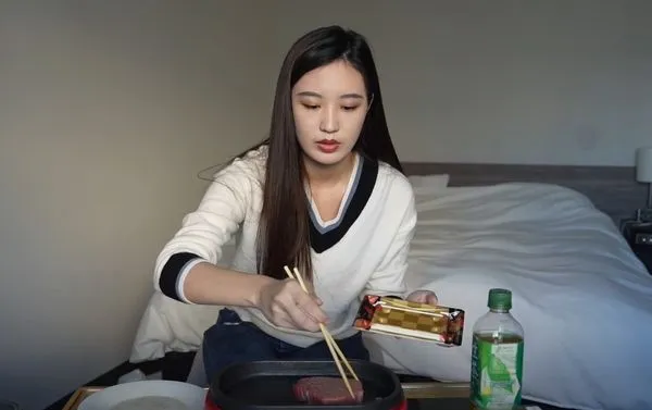 ▲▼             。（圖／翻攝自YouTube／貓與香菜）