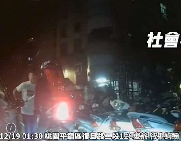 ▲並自從後方追上將重機逼停路邊後，小客車駕駛持球棒理論。（圖／翻攝社會事新聞影音）