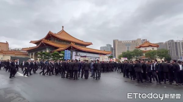 ▲▼天道盟盟主鐵霸到場弔唁，板橋殯儀館湧入千名黑衣人，警方在進出口進行盤檢             。（圖／記者陳以昇翻攝）