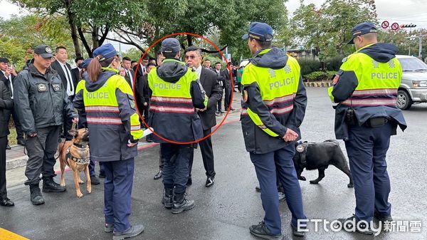 ▲▼天道盟盟主鐵霸到場弔唁，板橋殯儀館湧入千名黑衣人，警方在進出口進行盤檢             。（圖／記者陳以昇翻攝）