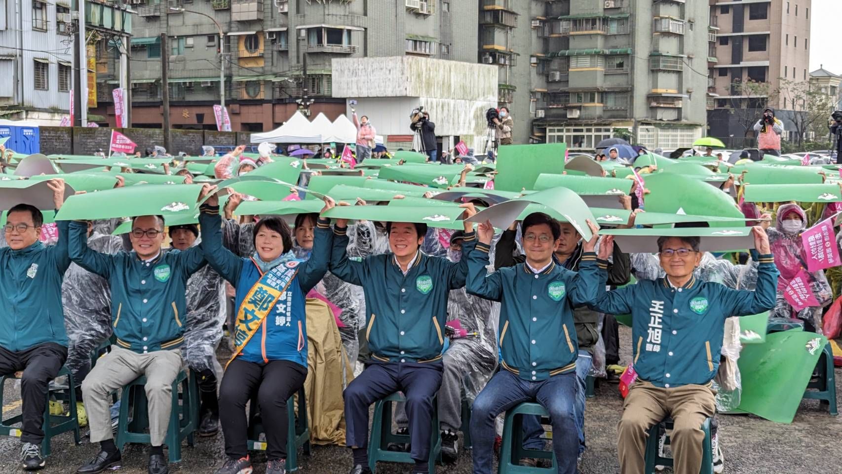 ▲民進黨全台環島拼字基隆站 賴清德唱土地的歌力挺鄭文婷。（圖／記者郭世賢翻攝）