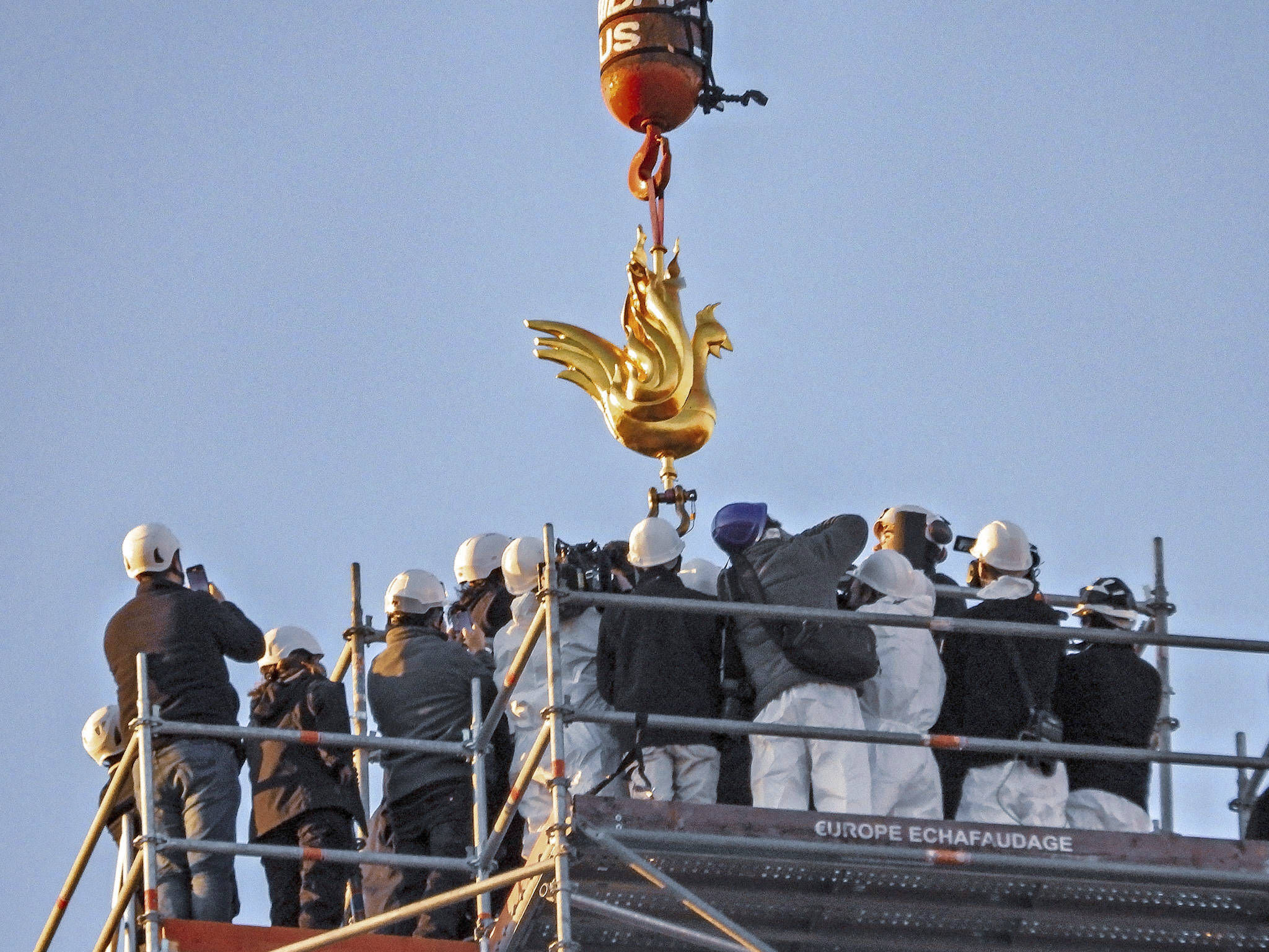 ▲聖母院尖頂裝上金雞雕像，預計明年底重新開幕。（圖／達志影像／美聯社）