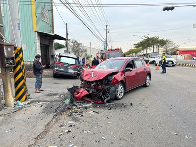 彰化休旅車迴轉遭撞！驚險瞬間曝光...2駕駛受傷送醫