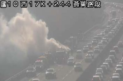 快訊／國10東向火燒車！小貨車車頭竄濃煙　消防搶救中