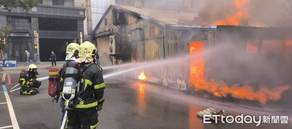 ▲▼竹北快炒店火警　整間鐵皮屋遭火舌吞沒！現場緊急疏散。（圖／記者陳凱力翻攝）