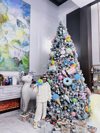▲周揚青的豪華聖誕樹約有3.5公尺高，成為網路熱議話題。（圖／翻攝自微博／用戶652030912）
