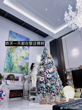 ▲周揚青在家裡布置了一棵巨大聖誕樹。（圖／翻攝自微博／用戶652030912）