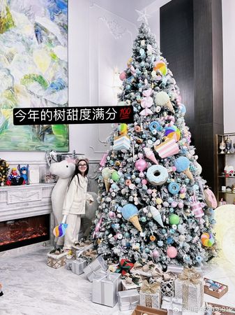 ▲周揚青在家裡布置了一棵巨大聖誕樹。（圖／翻攝自微博／用戶652030912）