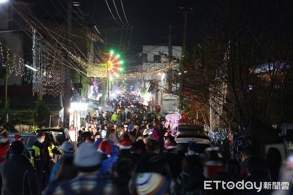 ▲全台最大原民部落信義鄉羅娜村在平安夜點亮26公尺高聖誕樹。（圖／南投縣政府提供）