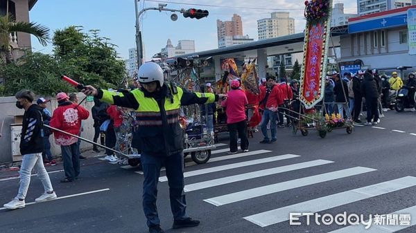 ▲台南市警二分局鏖拚22小時，終於圓滿完成遶境交通疏導任務。（圖／記者林東良翻攝，下同）