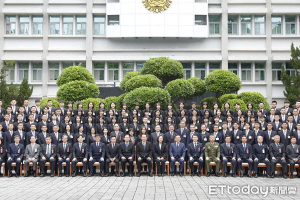 ▲▼法務部調查局調查班地60期結業典禮25日假調查局局本部舉行，總統蔡英文親臨主持。會後60期班前三名學員接受媒體採訪，分享加入調查局的心路歷程。（圖／記者湯興漢攝）