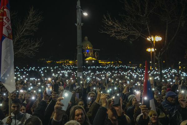 ▲▼塞爾維亞民眾在首都貝爾格勒（Belgrade）示威抗議大選不公，還試圖闖入市政廳。（圖／達志影像／美聯社）