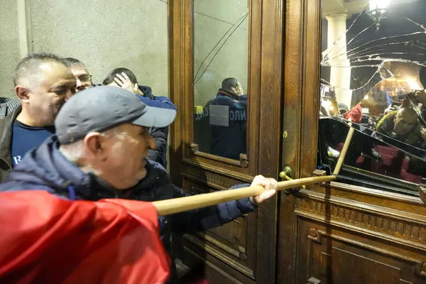 ▲▼塞爾維亞民眾在首都貝爾格勒（Belgrade）示威抗議大選不公，還試圖闖入市政廳。（圖／達志影像／美聯社）