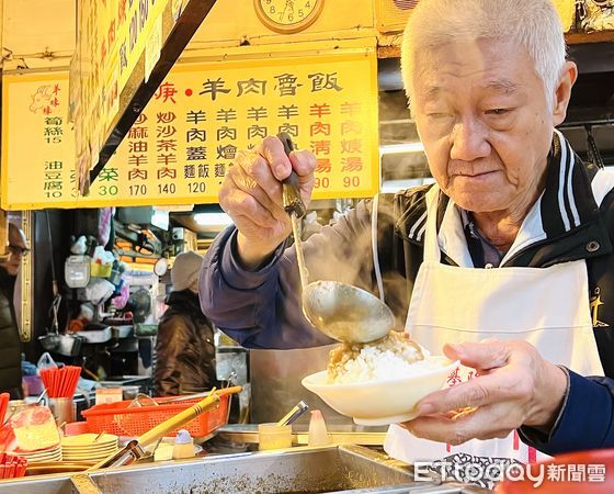 基隆滷肉飯爭霸！網紅阿樂鑽市場廟口品嚐　揭美味黃金比例