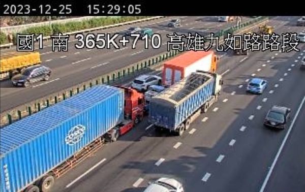 ▲國道1號南向365.7公里處，25日下午2時57分發生4車追撞。（圖／高速公路1968，下同）