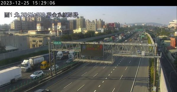 ▲國道1號南向365.7公里處，25日下午2時57分發生4車追撞。（圖／高速公路1968，下同）