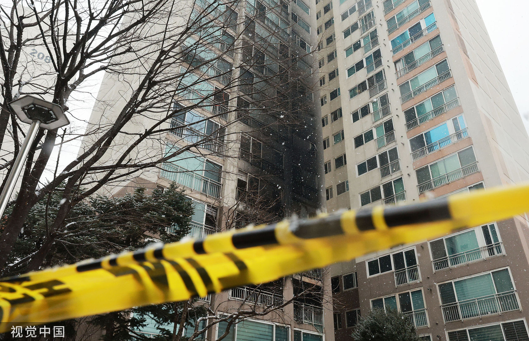 ▲▼南韓首爾市道峰區一棟23層樓高的公寓大樓25日發生火災。（圖／CFP）