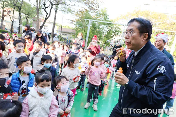 ▲台南市政府員工子女非營利幼兒園，25日歡慶聖誕佳節，台南市長黃偉哲驚喜現身，發放糖果與小朋友同樂。（圖／記者林東良翻攝，下同）