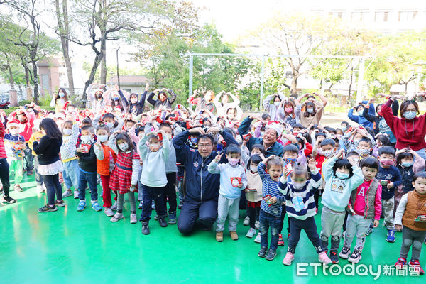 ▲台南市政府員工子女非營利幼兒園，25日歡慶聖誕佳節，台南市長黃偉哲驚喜現身，發放糖果與小朋友同樂。（圖／記者林東良翻攝，下同）