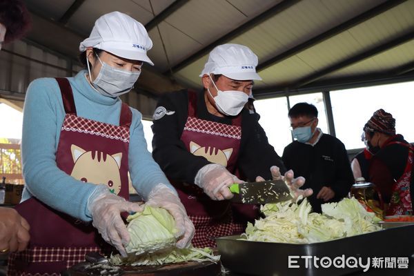 ▲▼鍾東錦就職苗栗縣長一周年，到社區關懷據點，夫妻化身廚工切菜。（圖／苗栗縣政府提供）