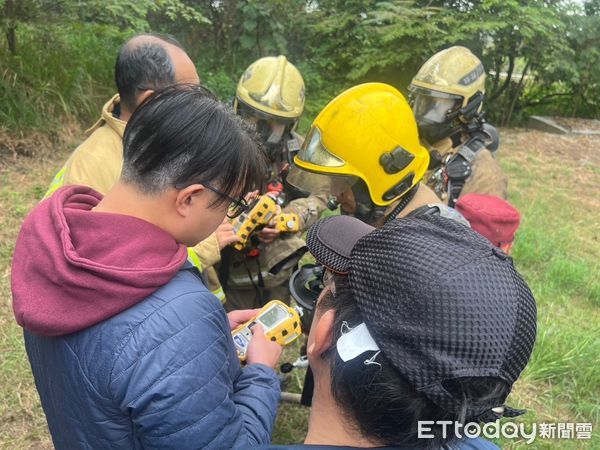 ▲台南市消防局召集局內火搶教官團，12月18日至22日辦理2023年提升火災搶救精進作為研究，在下營消防分隊及六甲工研院燃燒櫃場地辦理大、小燃燒櫃實火操作研究。（圖／記者林東良翻攝，下同）