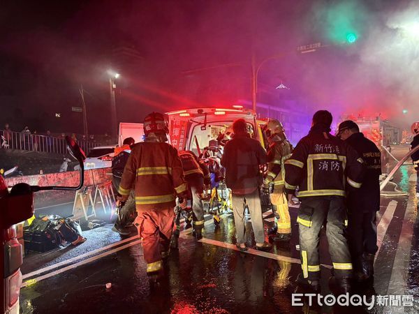 ▲▼快訊／竹東民宅火警竄出濃煙　1女被救出「已無呼吸心跳」。（圖／記者陳凱力翻攝）