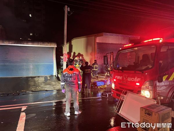 ▲▼快訊／竹東民宅火警竄出濃煙　1女被救出「已無呼吸心跳」。（圖／記者陳凱力翻攝）