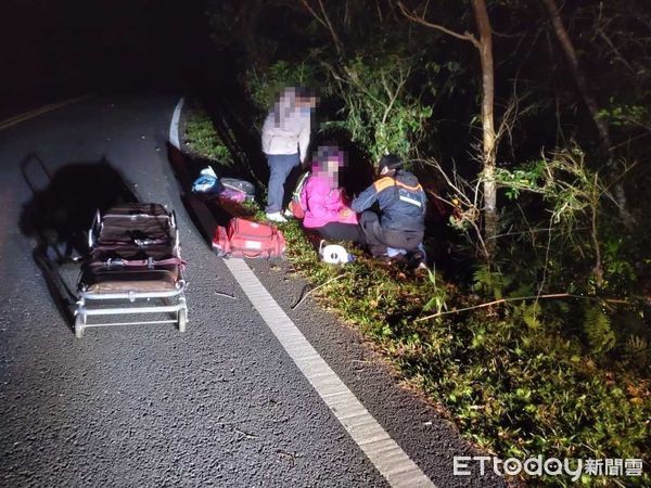 ▲▼     台東女騎士墜落邊坡，救援途中突然失去生命跡象，緊急送醫搶救        。（圖／記者楊漢聲翻攝）