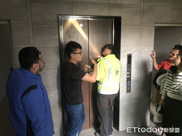 ▲東港民眾受困電梯            。（圖／民眾提供，下同）