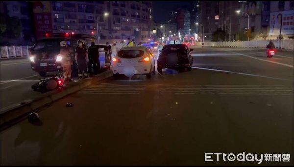 ▲▼男騎士在華中橋快車道逆向自撞倒地，遭2汽車碾爆頭慘死      。（圖／記者陳以昇翻攝）
