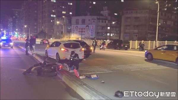 ▲▼男騎士在華中橋快車道逆向自撞倒地，遭2汽車碾爆頭慘死      。（圖／記者陳以昇翻攝）