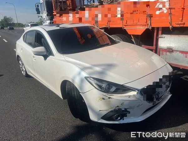 ▲國道1號南向289.3公里台南新營路段，12月24日上午發生交通事故案，25歲蕭姓男子駕駛自大貨車疑似因變換車道不當，撞擊37歲蕭姓男子駕駛自小客車肇事。（圖／記者林東良翻攝，下同）