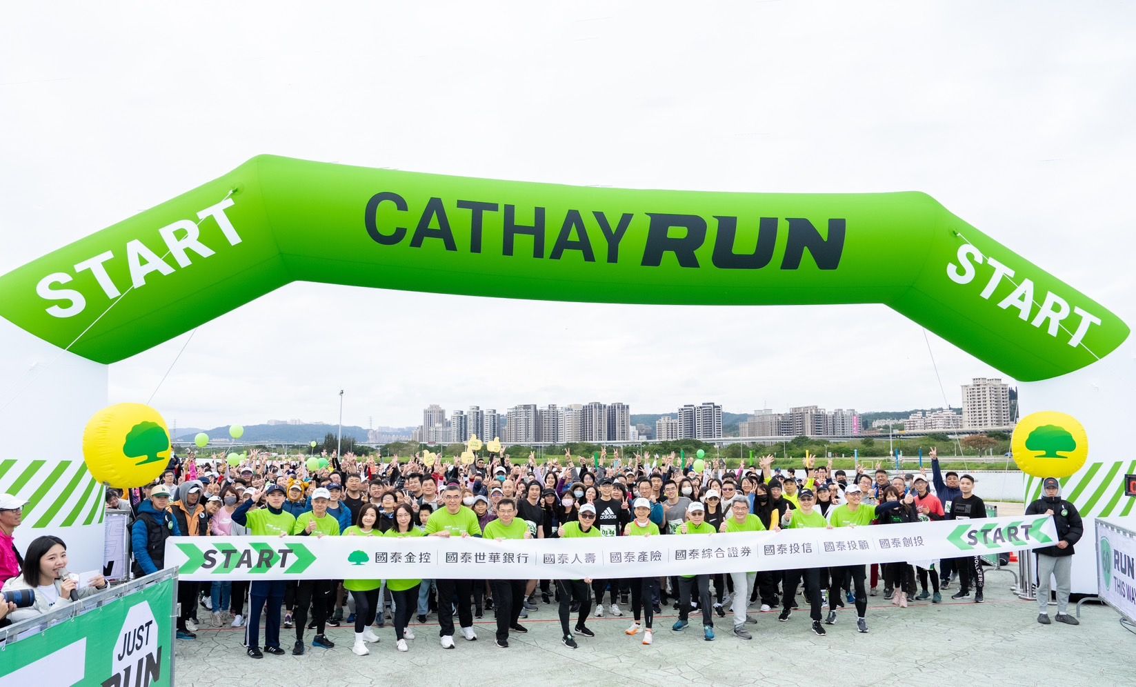 ▲▼國泰世華舉辦Cathay Run員工路跑活動　邀偏鄉學童一起年末衝刺。（圖／業者提供）