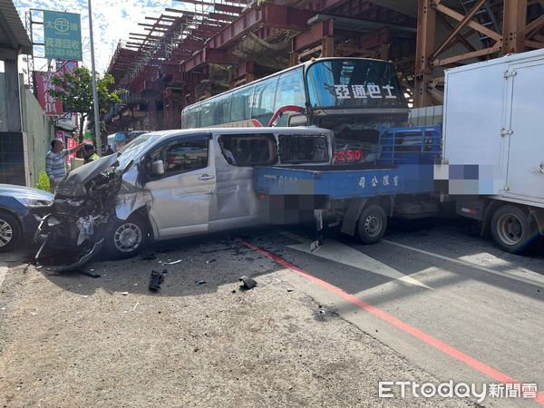 ▲▼       大園6部大小車撞成一團，一名駕駛受傷送醫      。（圖／記者沈繼昌翻攝）