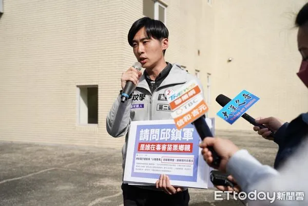 ▲▼曾玟學26日在苗栗縣議會前召開記者會，質疑邱陣營公布的民調數據，並批邱鎮軍家人經營的事業牽涉賭、毒的爭議。（圖／記者蔡文淵翻攝）