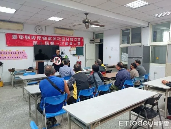 ▲東警啟動護果專案，前往富源社區活動中心進行宣導。（圖／記者楊漢聲翻攝）